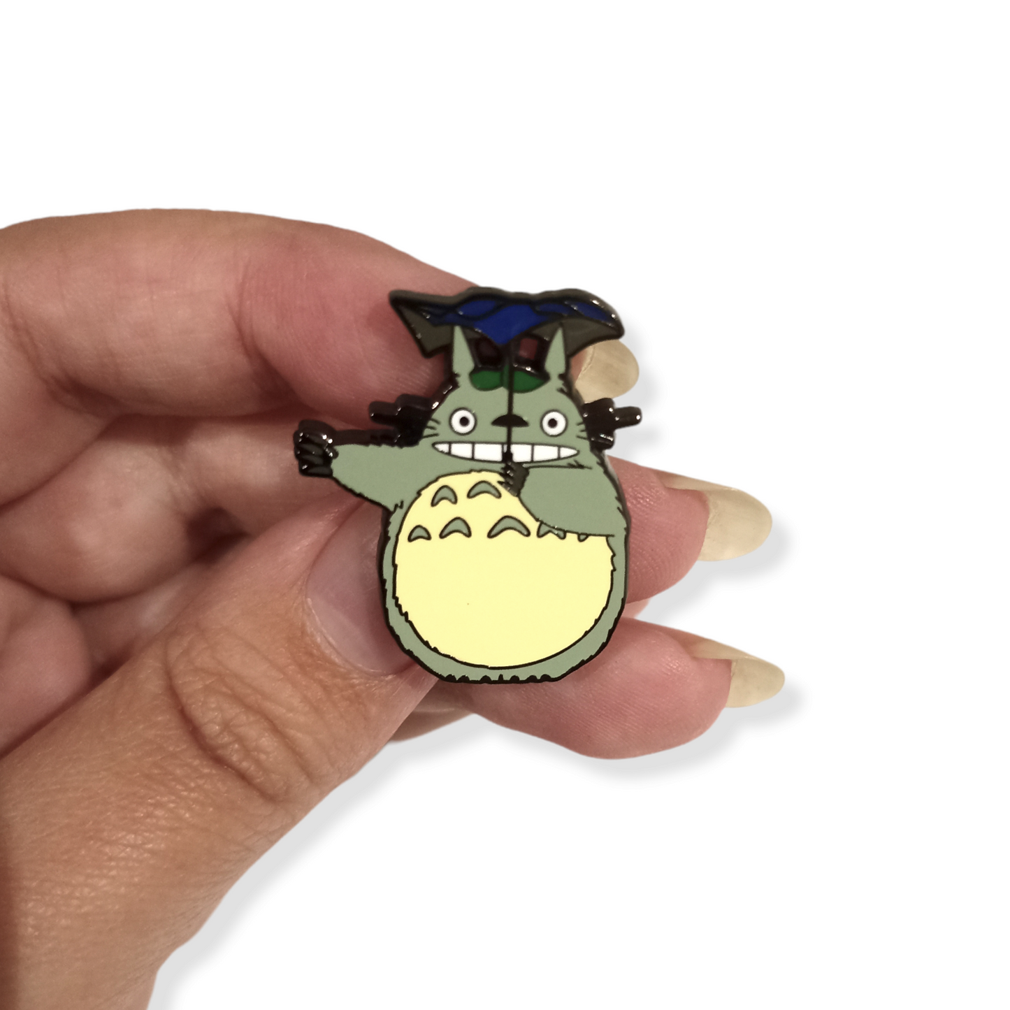 A unique gift for any fans of the Studio Ghibli film, My Neighbor Totoro. Pendant Size Roughly 3x2.5cm. Material: Zinc Alloy