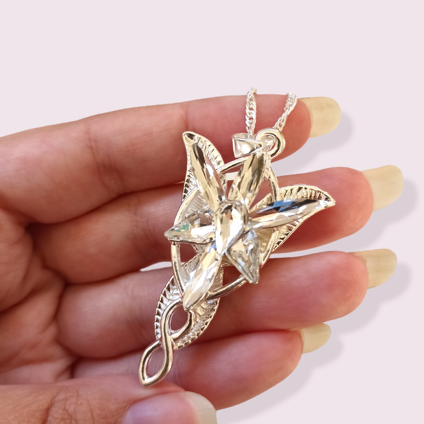 This stunning piece is the perfect gift for any LotR book or movie fan and one of my best selling items as even those who aren't part of the fandom are dazzled by it's beauty. Material: Zinc Alloy. Size roughly 5x3cm