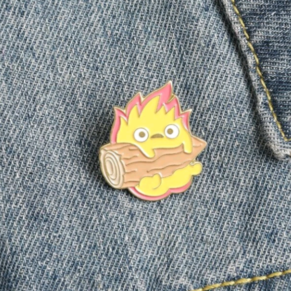 A heart-warming gift for those who are fans of the beloved Studio Ghibli anime “Howl’s Moving Castle”, inspired by the fire demon Calcifer who fuels Howl’s castle. Pin Size Roughly 3cm. Material: Enamel and zinc alloy