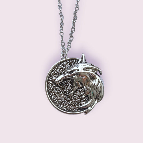 A must-have item for any fans of the iconic TV series, The Witcher. Material: Zinc Alloy. Pendant size roughly 3.8cm