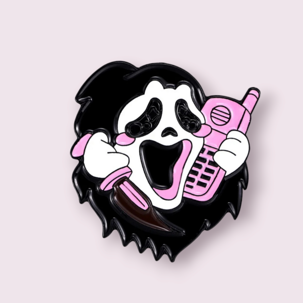 An incredible piece for those obsessed with the Scream movie franchise like myself. This adorable pin is roughly 4x4.4.cm, material: Zinc alloy and enamel 