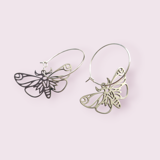 These gorgeous snake earrings are sure to spice up your style. They are made of stainless steel charm and zinc alloy hoops. Pendant size roughly 1.3x3.2cm