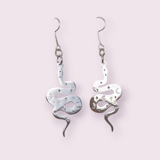 These gorgeous snake earrings are sure to spice up your style. They are made of stainless steel charm and nickel free hooks. Pendant size roughly 4.5x2.0cm