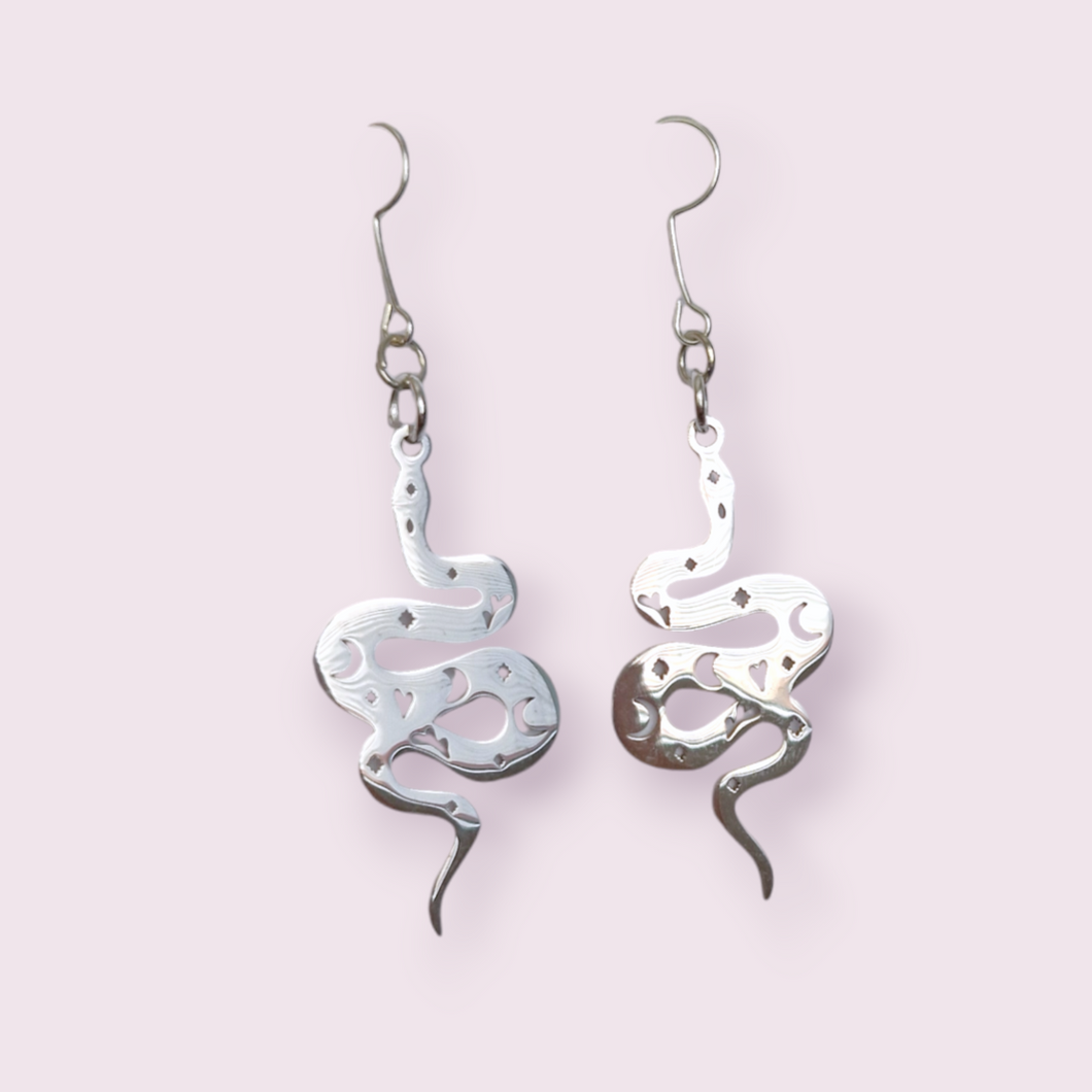 These gorgeous snake earrings are sure to spice up your style. They are made of stainless steel charm and nickel free hooks. Pendant size roughly 4.5x2.0cm