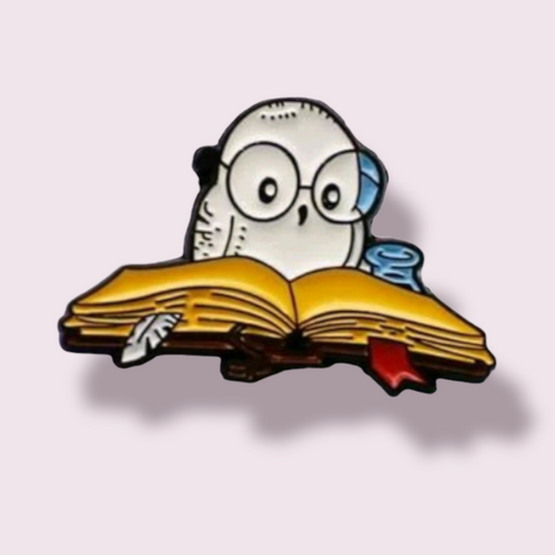 How adorable is this pin? A must have for any Harry Potter fan. The pins depicts Harry's owl, Hedwig, studying for his O.W.Ls. Material: enamel. Size roughly 1.8x2.8cm