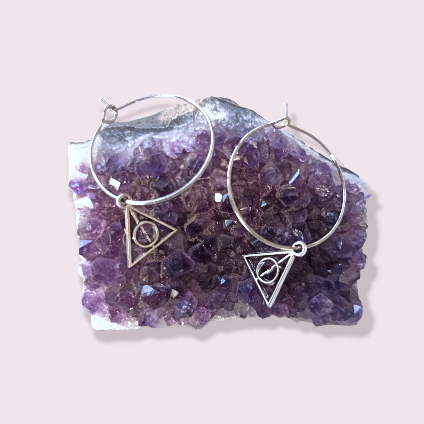 The must have staple peice of any Harry Potter fan. Pendant Size roughly 1.2cm, hoop 2.4cm. Material: Zinc Alloy. Add a note to your order if you would like the hoops to be switched to nickel free hooks