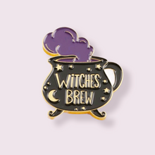 Load image into Gallery viewer, A unique gift for those who are fans of the occult, witchcraft and Halloween. Pin Size Roughly 3cm. Material: Enamel and zinc alloy 
