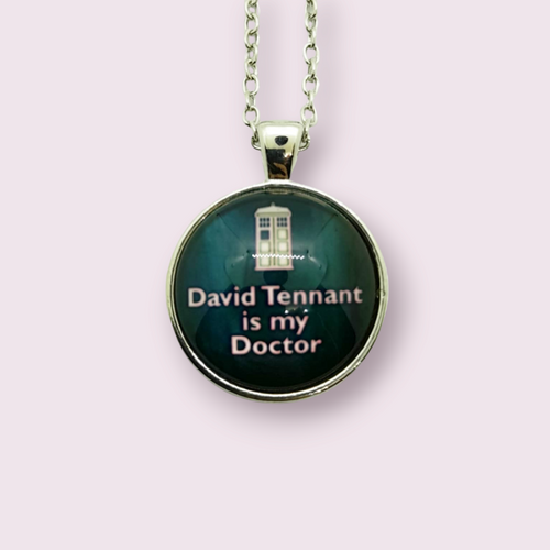 A unique gift for any fans of the iconic TV series, Doctor Who. Pendant Size Roughly 2.7cm. Material: Zinc Alloy