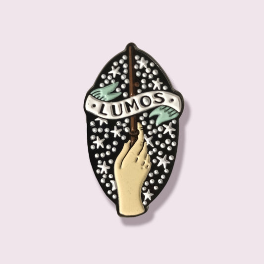 A must have for any Harry Potter fan. "Lumos" refers to the spell used to create light in the wizarding world. Material: enamel, size: 1.8x3cm.