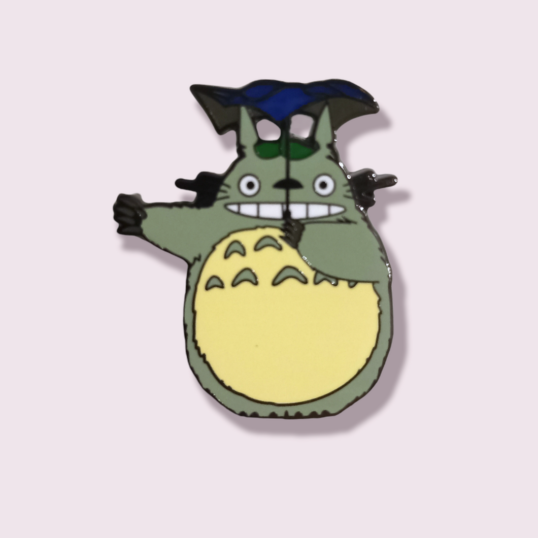 A unique gift for any fans of the Studio Ghibli film, My Neighbor Totoro. Pendant Size Roughly 3x2.5cm. Material: Zinc Alloy 