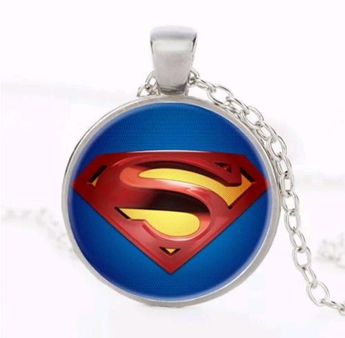 A unique gift for any fans of the iconic DC Comics superhero, Superman. Pendant Size Roughly 2.7cm. Material: Zinc Alloy 